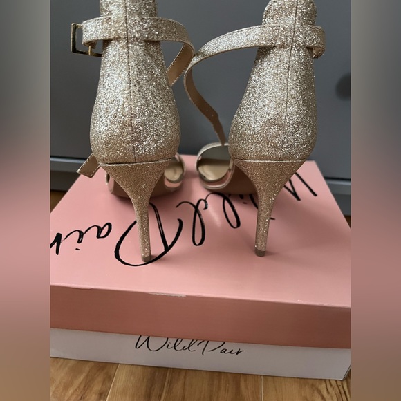 Gold sequin heels. Size 5 - Picture 3 of 5